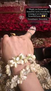 Karisma Kapoor feet photo thumbnail