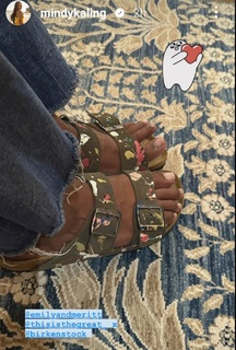 Mindy Kaling feet photo thumbnail