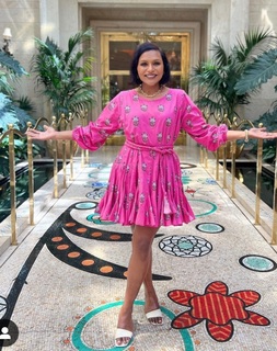 Mindy Kaling feet photo thumbnail