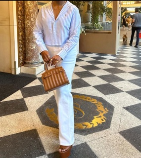 Mindy Kaling feet photo thumbnail