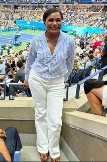 Mindy Kaling feet photo thumbnail