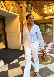 Mindy Kaling feet photo thumbnail