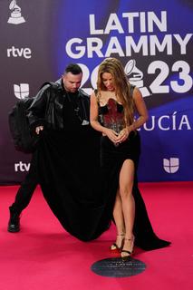 Shakira feet photo thumbnail