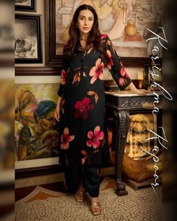 Karisma Kapoor feet photo thumbnail