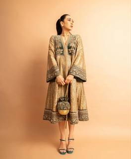 Karisma Kapoor feet photo thumbnail