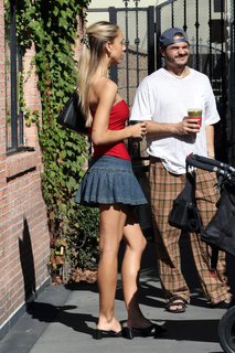 Alexis Ren feet photo thumbnail