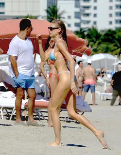 Charlotte McKinney feet photo thumbnail