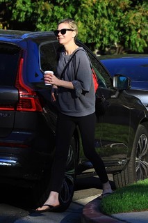 Kirsten Dunst feet photo thumbnail