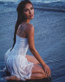 Megan Fox feet photo thumbnail