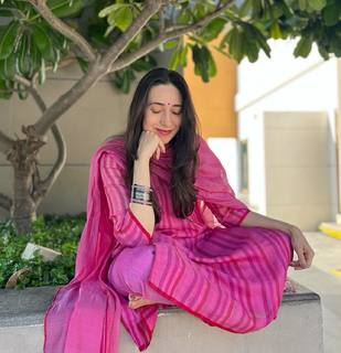 Karisma Kapoor feet photo thumbnail
