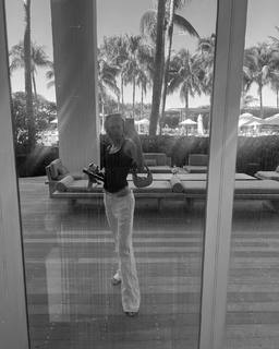 Charlotte McKinney feet photo thumbnail