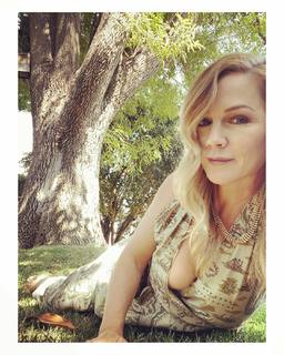 Jennie Garth feet photo thumbnail