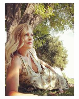 Jennie Garth feet photo thumbnail