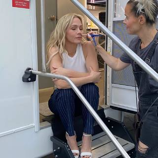Jennie Garth feet photo thumbnail