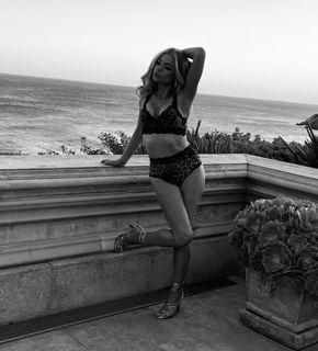 Denise Richards feet photo thumbnail