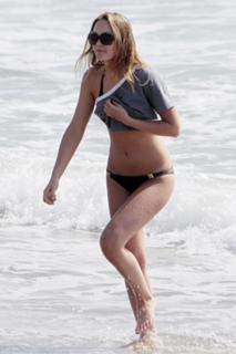 Leighton Meester feet photo thumbnail