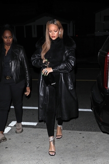 Rihanna feet photo thumbnail