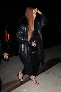 Rihanna feet photo thumbnail