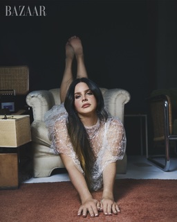 Lana Del Rey feet photo thumbnail