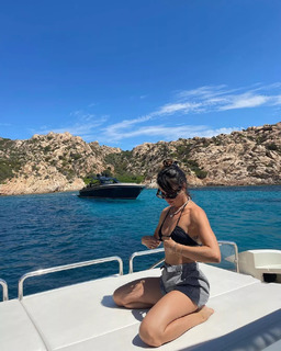 Isis Valverde feet photo thumbnail