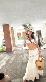 Alessandra Ambrosio feet photo thumbnail