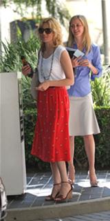 Elizabeth Banks feet photo thumbnail