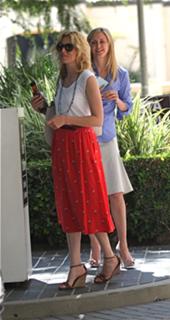 Elizabeth Banks feet photo thumbnail