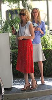 Elizabeth Banks feet photo thumbnail