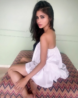 Mouni Roy feet photo thumbnail