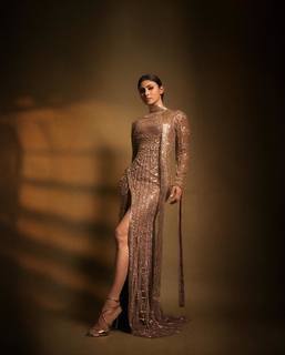 Mouni Roy feet photo thumbnail