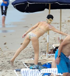 Gwen Stefani feet photo thumbnail