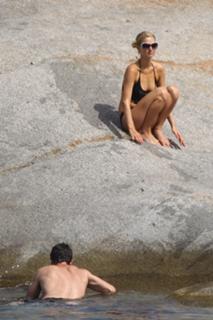 Paris Hilton feet photo thumbnail