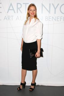 Karolina Kurkova feet photo thumbnail