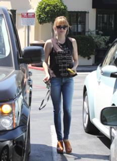 Emma Roberts feet photo thumbnail