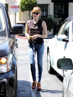 Emma Roberts feet photo thumbnail