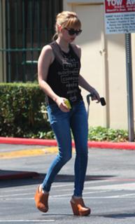 Emma Roberts feet photo thumbnail