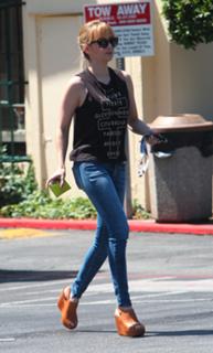 Emma Roberts feet photo thumbnail