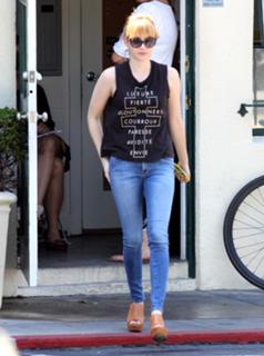Emma Roberts feet photo thumbnail