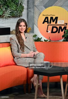 Hailee Steinfeld feet photo thumbnail