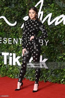 Hailee Steinfeld feet photo thumbnail