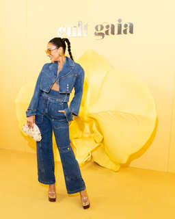 Shay Mitchell feet photo thumbnail