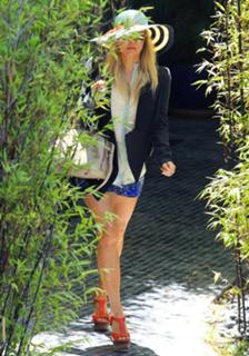 Fergie feet photo thumbnail