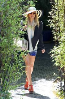 Fergie feet photo thumbnail