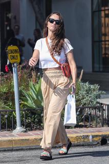 Minka Kelly feet photo thumbnail