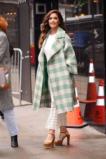 Minka Kelly feet photo thumbnail