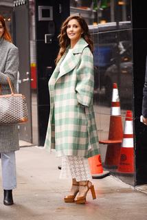 Minka Kelly feet photo thumbnail