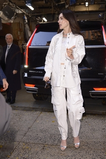 Anne Hathaway feet photo thumbnail