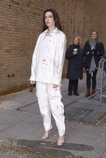 Anne Hathaway feet photo thumbnail