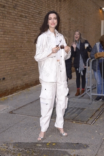 Anne Hathaway feet photo thumbnail