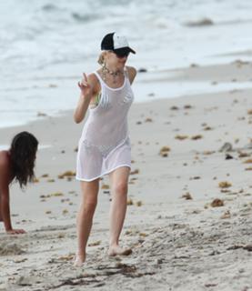 Gwen Stefani feet photo thumbnail